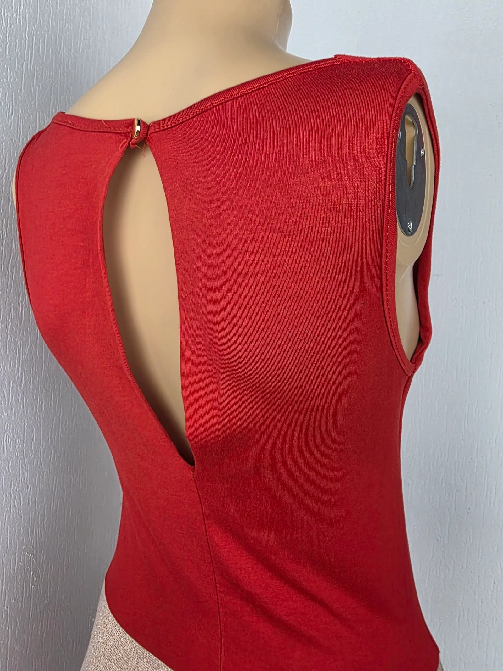 Vestido largo rojo con cuello de clérigo & banda dorada brillante MiMOSA talla única hasta la 38 – photo 8